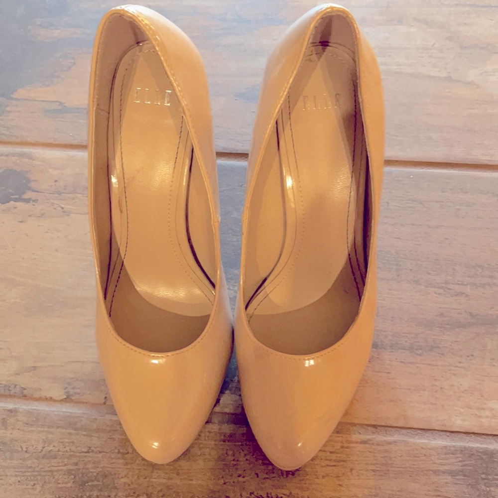 Elle nude pumps
